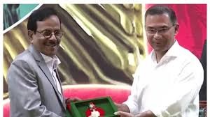 সংস্কৃতিতে কৃতিত্বপূর্ণ অবদানের জন্য স্বাধীনতা পুরস্কার পেলেন হানিফ সংকেত